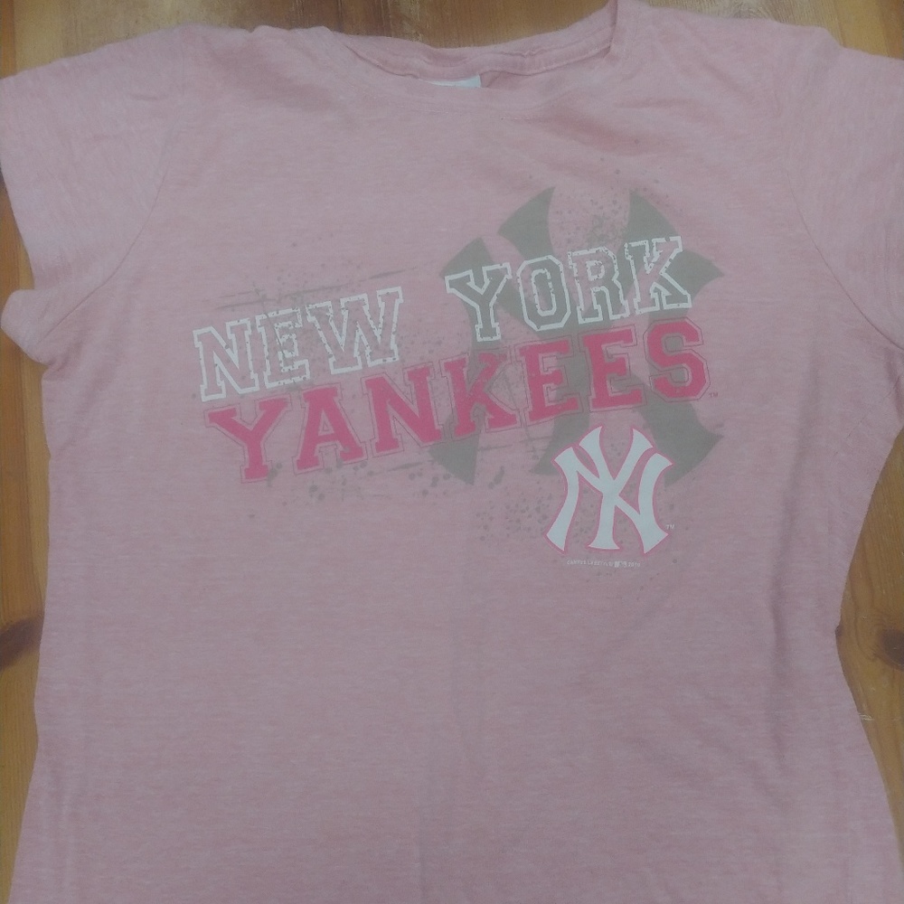 New York Yankees female pink tee